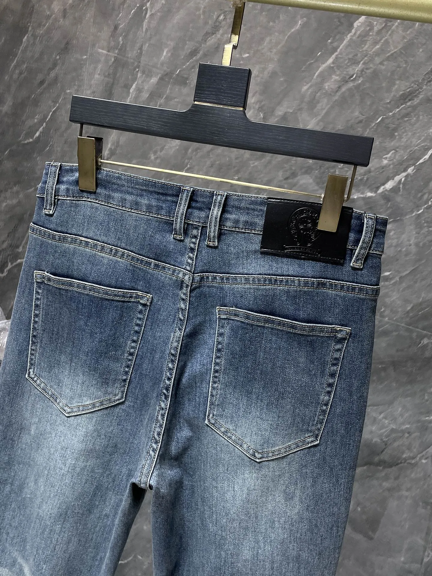 P276 Chrome Hearts🌸Jeans are here🌸 Willow cross ripped jeans. Exclusive custom weaving and dyeing. 100% pure cotton high weight denim fabric. High quality washing! After the pants are finished, do heavy enzyme stone washing and rinsing!  ✨Heavy leather embroidery➕Hand-sewn➕Denim whiskers✨Original hardware mold opening! Carrying various craft elements, this season’s most heavily crafted denim trousers!  Suitable for all kinds of outfits and can be worn in all seasons. Recommended color: dyed denim blue. Code numbers: S, M, L, XL